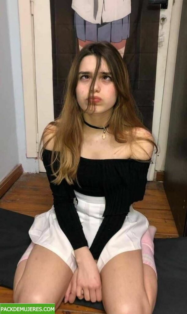 Pack de esta tierna jovencita 1