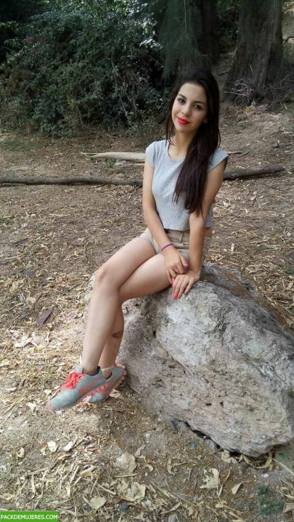 Celular perdido con nudes ricolinas de esta flaca caliente. 1