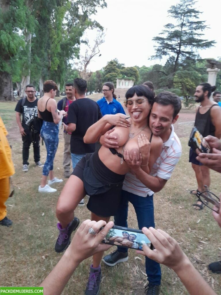 Esta putita se deja meter por todos en la fiesta. Videos+ 1
