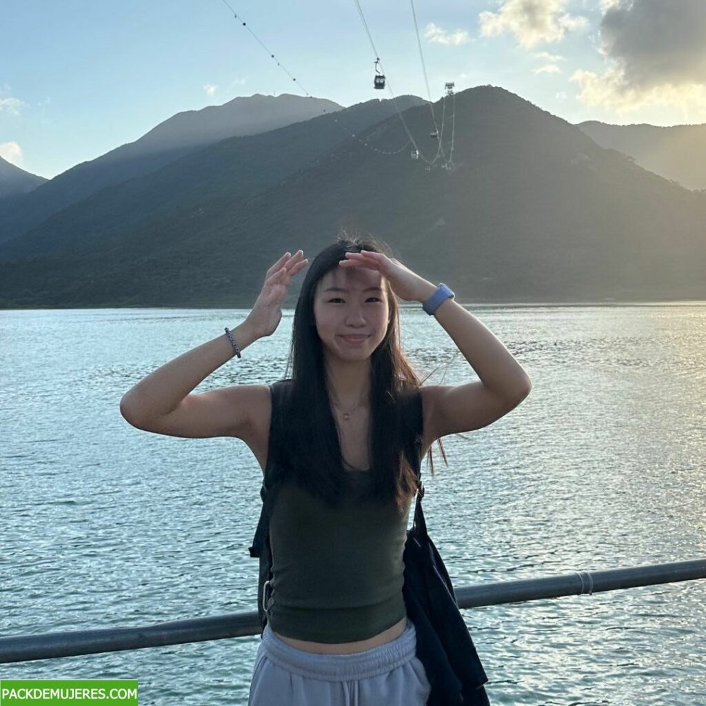 Nenita japonesa caliente manda videos masturbándose a su novio. 1