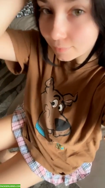 Linda tetona jugosa en videos mostrando lo tímida que no es. 1