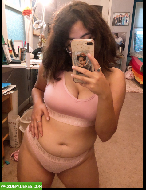 Compañera de cuarto con grandes tetas 1