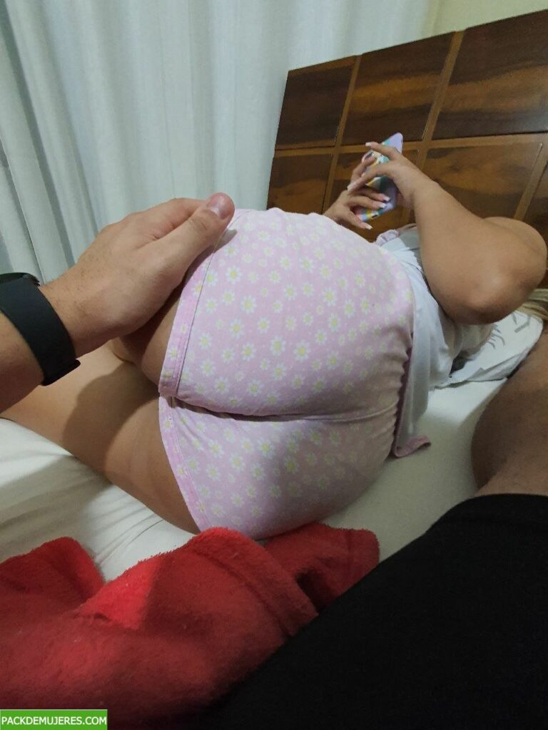 Mi amiga me invita a su casa y terminamos follando. 1