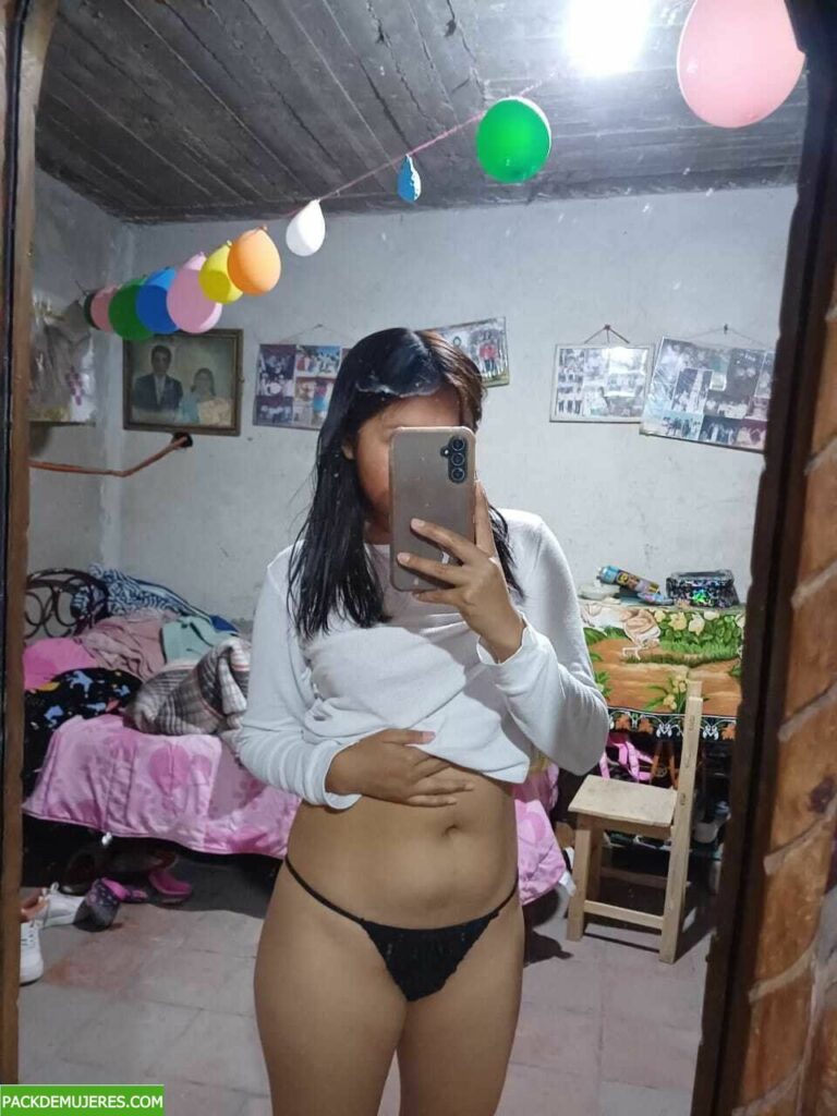 Morenita putitpobre pasa pack jugoso con nudes y videos. 1