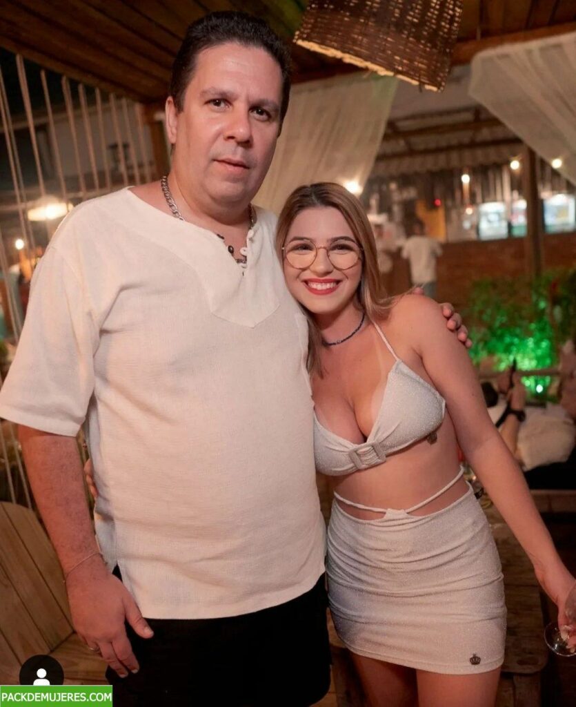 Esta putita se deja detonar por el padrastro y quiere su lechita en todas partes. 1