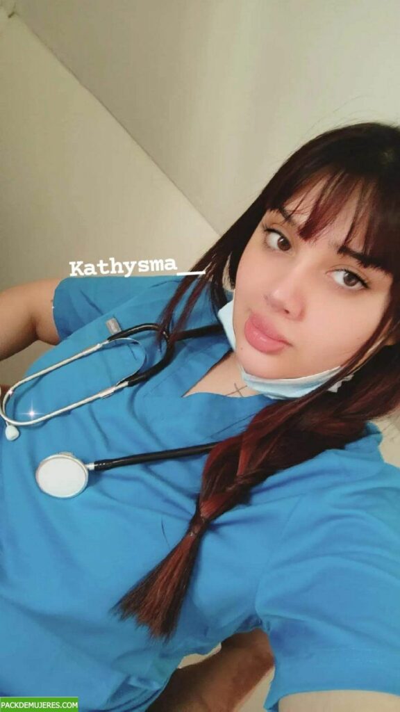 Esta enfermera zorrita le gusta ponerse traviesa cada que llega del trabajo. 1