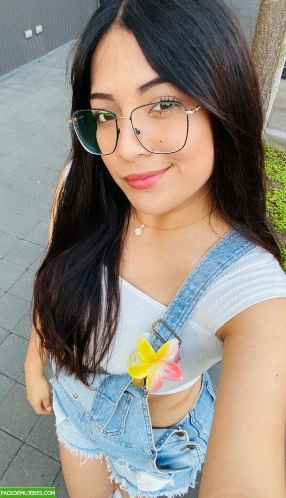 Mi prima esta viciosa con mi verga y le gusta tragársela completa. Videos+ 1