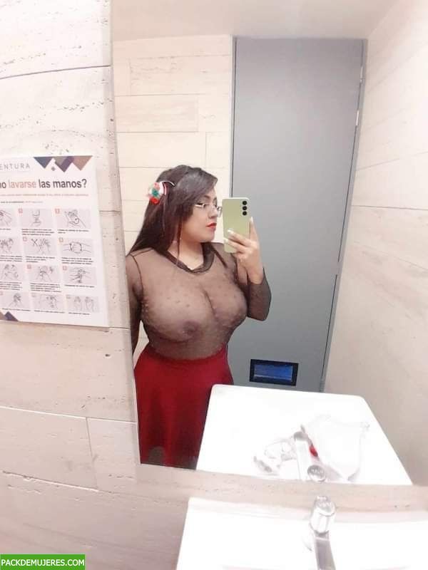 Pack de nudes filtrados de una morra tetona 1