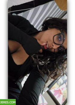 Haciendo de la suyas esta morenita 5