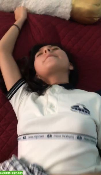 Linda chavita llega caliente del cole y se deja follar 1