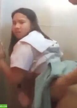 La mas putica del colegio follando en el baño 6