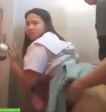 La mas putica del colegio follando en el baño 1
