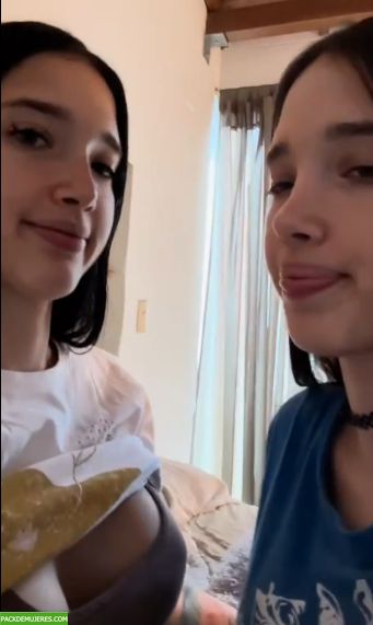 Unas hermanitas muy traviesas jugueteando 1