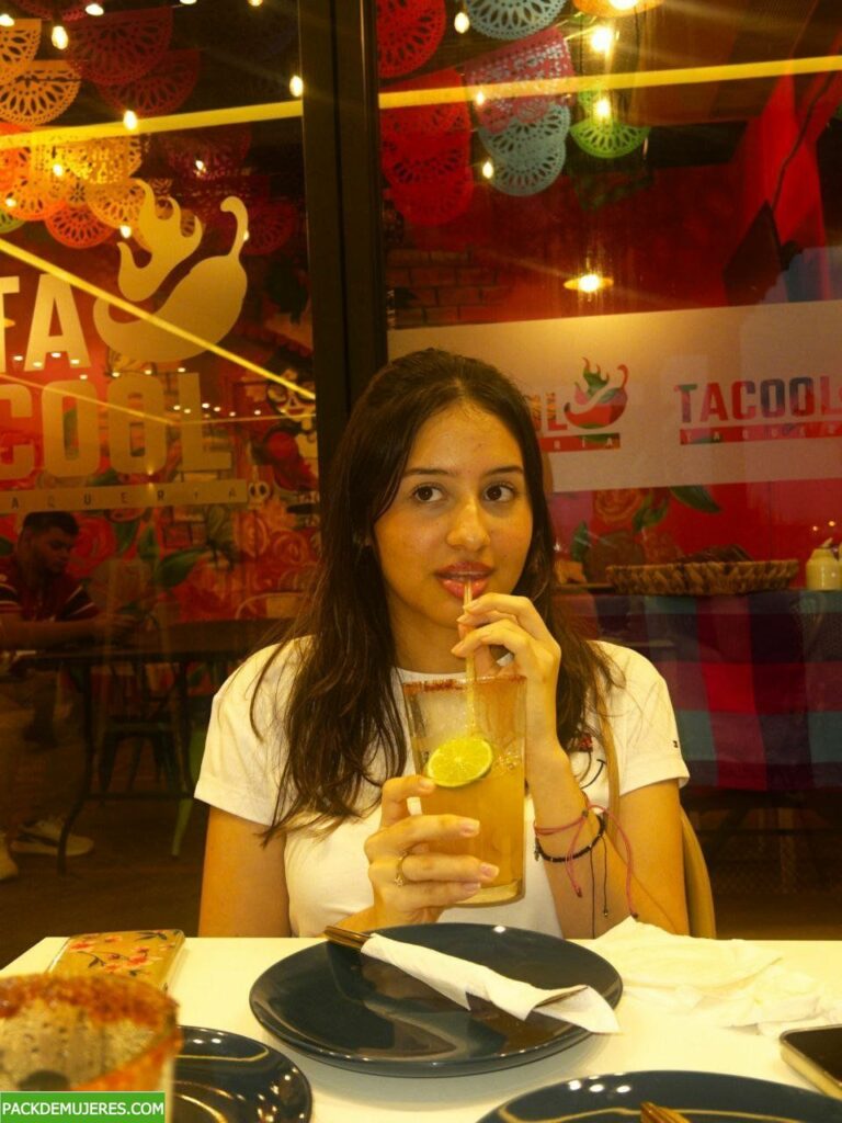 La novia de un amigo que le gusta que la detone y me pasa nudes y videos. 1