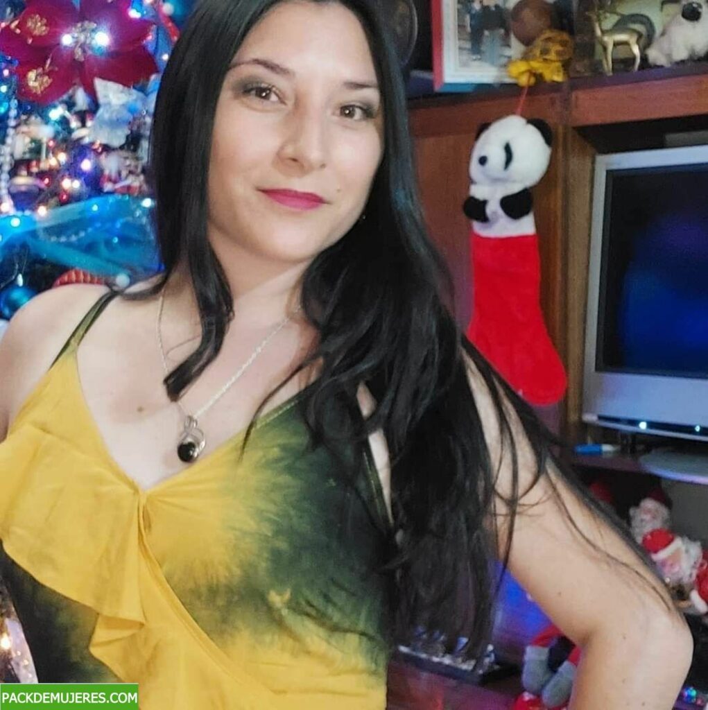 Esta flaca se deja abrir toda y llenar de leche toda la panocha y sacar videos. 1