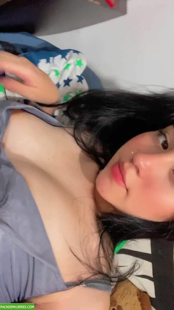 Buenas tetas que tiene la morra y pasa videos. 1