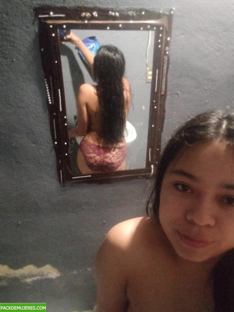 Morrita ricolina pasa pack divino desde su baño. 1