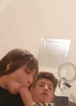 Morrita petera hace video chupándosela duro a su mejor amigo. 7