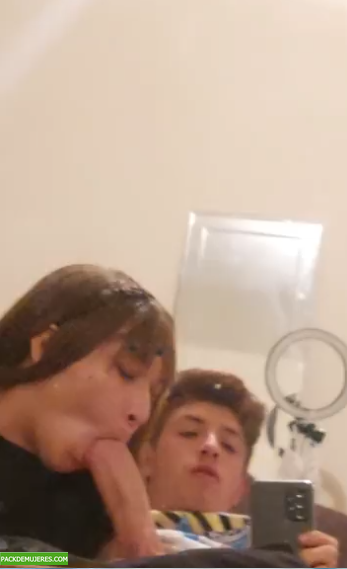 Morrita petera hace video chupándosela duro a su mejor amigo. 1