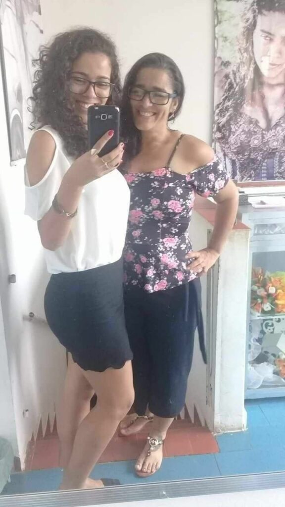 Madre eh hija comparten las misma verga y son felices. 1