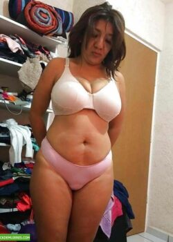 Detonando a la suegra luego de provocarle andando en desnuda en la casa. 6