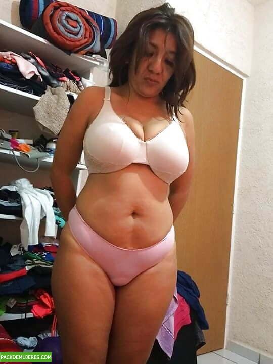 Detonando a la suegra luego de provocarle andando en desnuda en la casa. 1