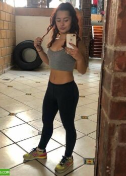 La mejor amiga le pasa nudes ricas de sus nalgas abiertas. 7