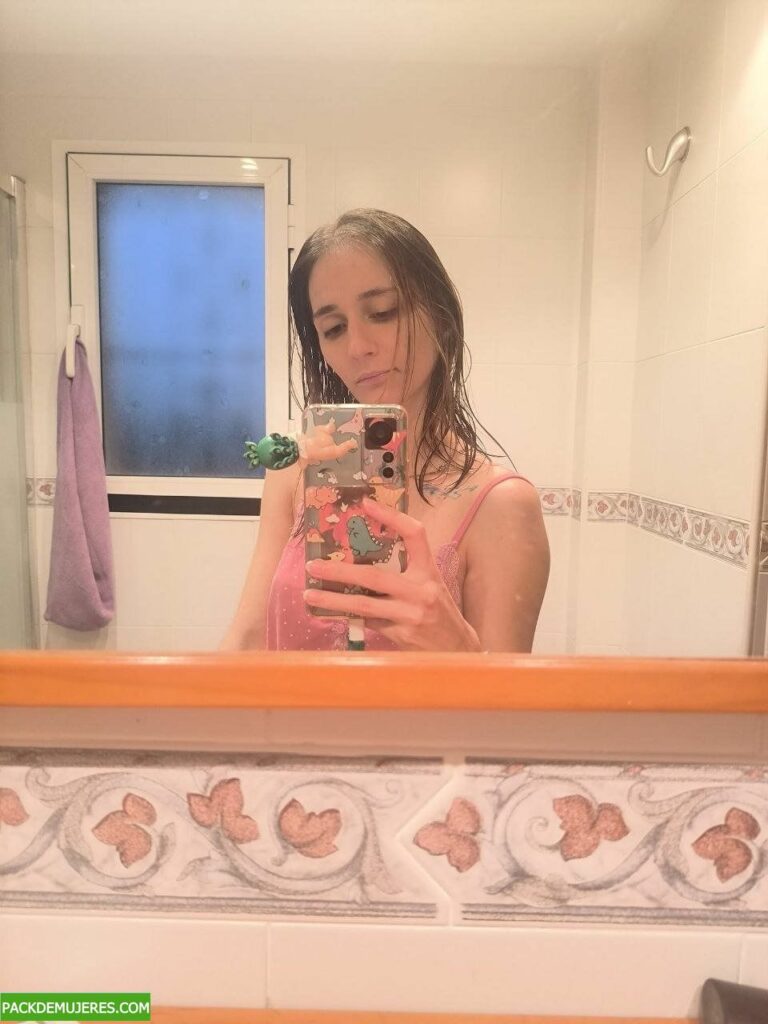 Flaquita rica abriéndose y masturbando duro sin piedad. 1