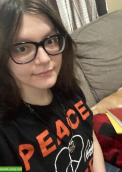 nenita nerd de la clase filtra sus videos masturbándose. 4