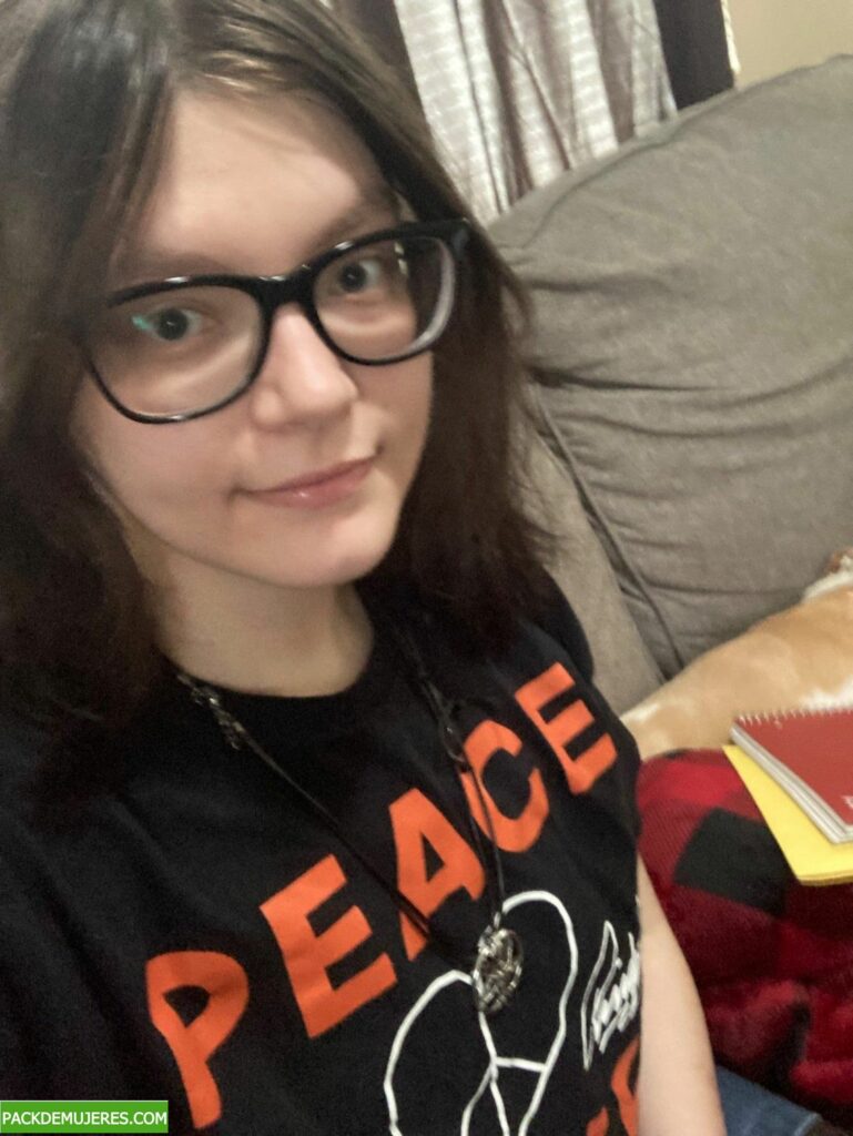 nenita nerd de la clase filtra sus videos masturbándose. 1