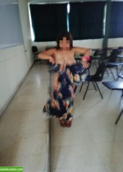 Putita se desnuda en el salón de clases y se deja sacar pack. 3