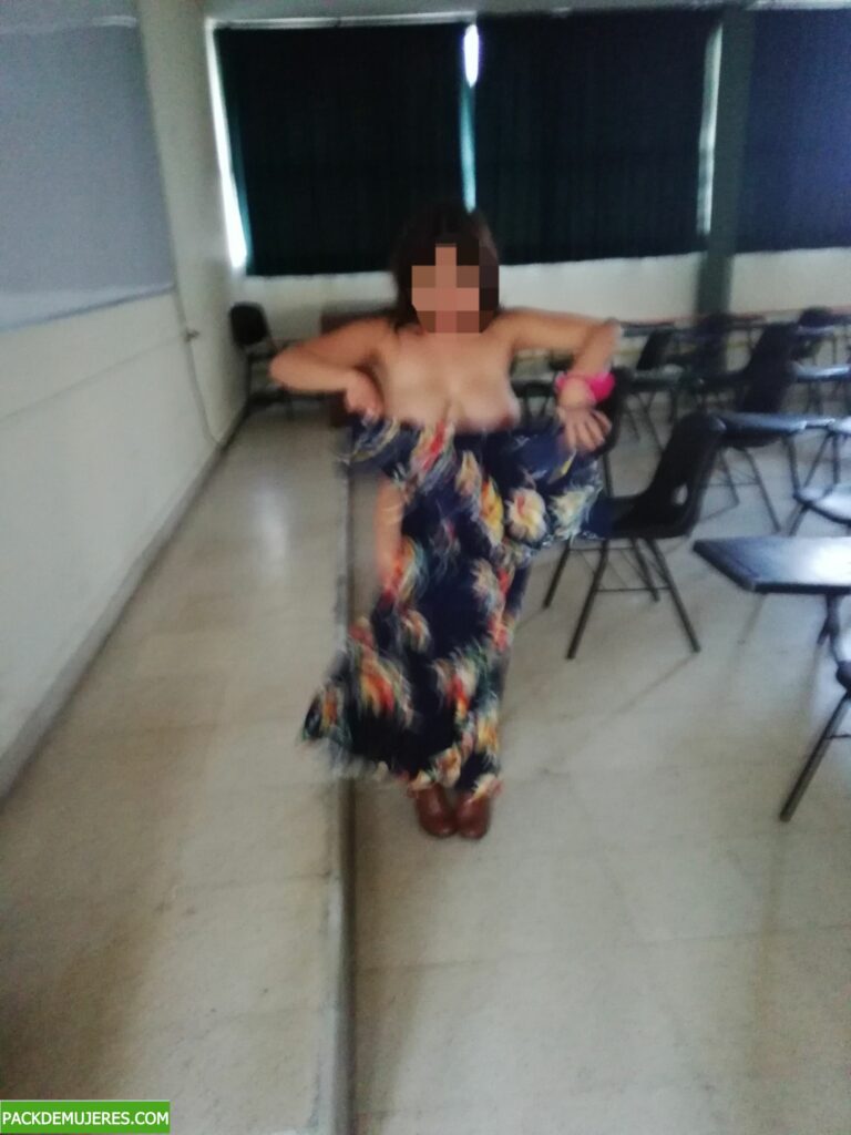 Putita se desnuda en el salón de clases y se deja sacar pack. 1
