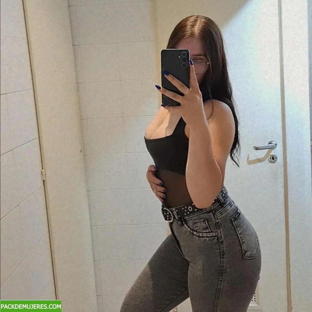 Policía buenona divina se le filtra el pack con nudes insanas. 1