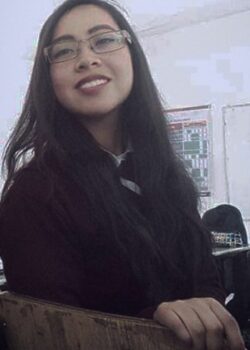 Linda colegiala follando en el parque 5