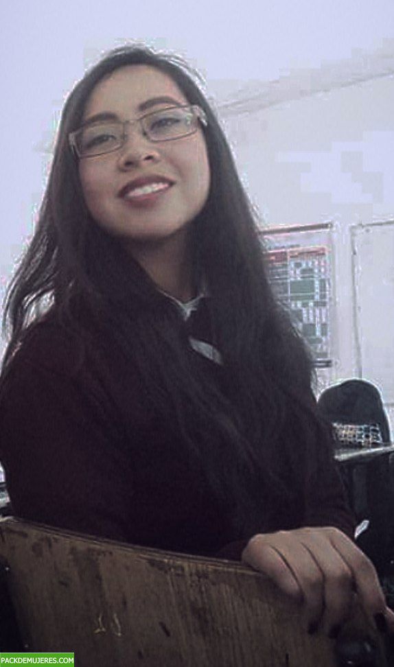 Linda colegiala follando en el parque 1