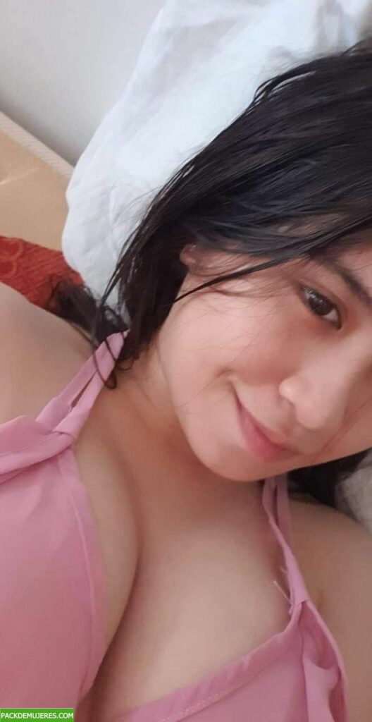 Cyntia tetona rica pasando nudes y detonada en video. 1