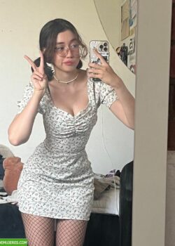 Pendejita pasando videos desnuda y masturbándose. 6