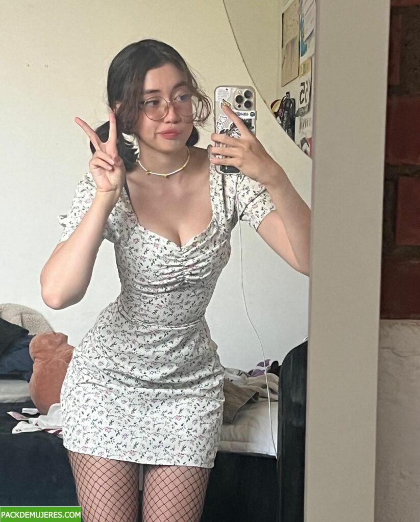 Pendejita pasando videos desnuda y masturbándose. 1