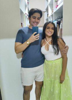 Esta nenita se le filtran los videos cogiendo con su ex. 6