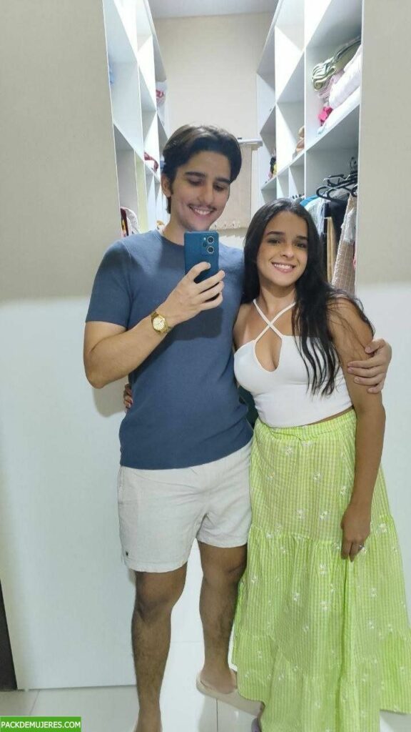 Esta nenita se le filtran los videos cogiendo con su ex. 1