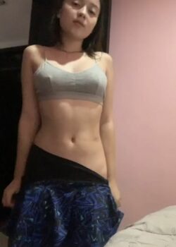 Nenita colegiala pasa pack masturbándose. 2