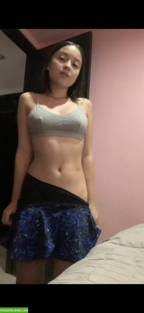 Nenita colegiala pasa pack masturbándose. 1