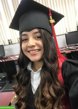 Esta nenita recién graduada recibe una polla de premio. 17