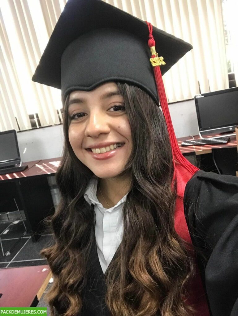 Esta nenita recién graduada recibe una polla de premio. 1