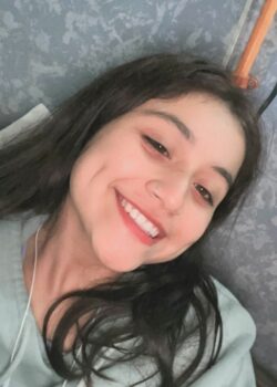 Morrita masturbándose duro en video. 18