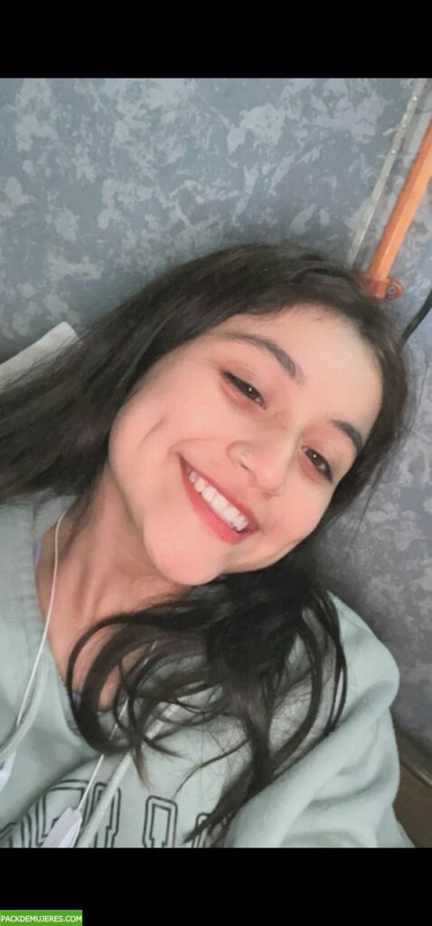 Morrita masturbándose duro en video. 1