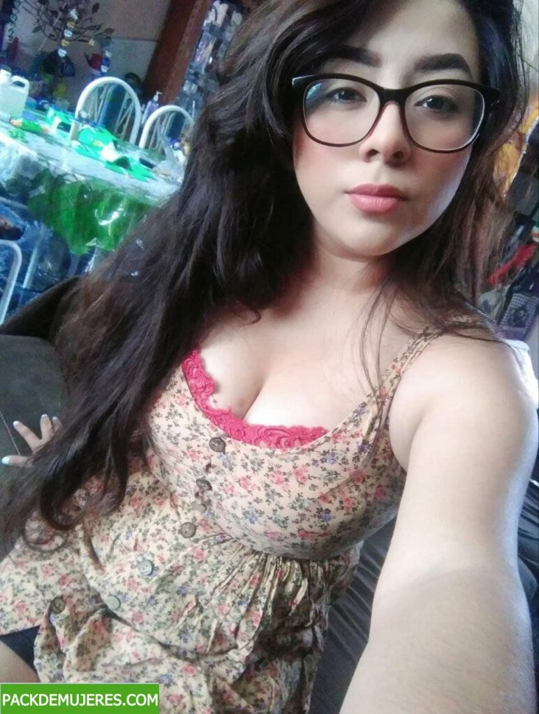 Haciendo el delicioso esta morra de lentes 1