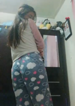 Colegiala cashonda se denuda y se toca divino en video. 1
