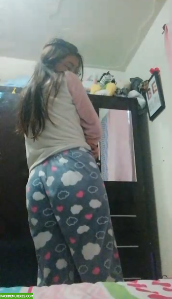 Colegiala cashonda se denuda y se toca divino en video. 1