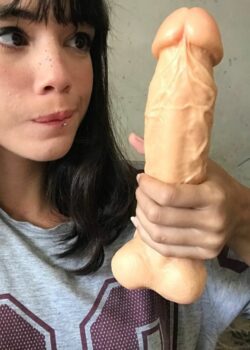 Pendejita traviesa hace cositas ricolinas con sus juguetes. 2